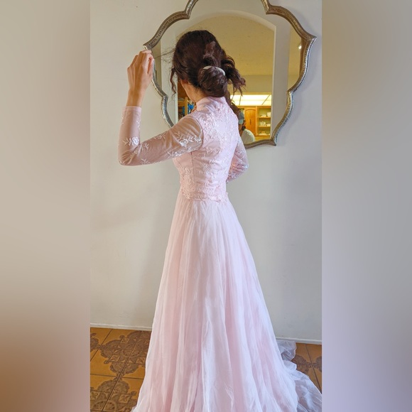 LIGHT PINK DRESS WITH A LONG TAIL - Picture 2 of 3